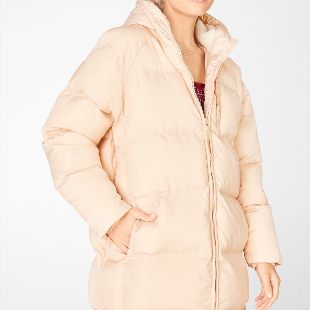 Voyage Puffer Coat
zip pockets wind-resistant long